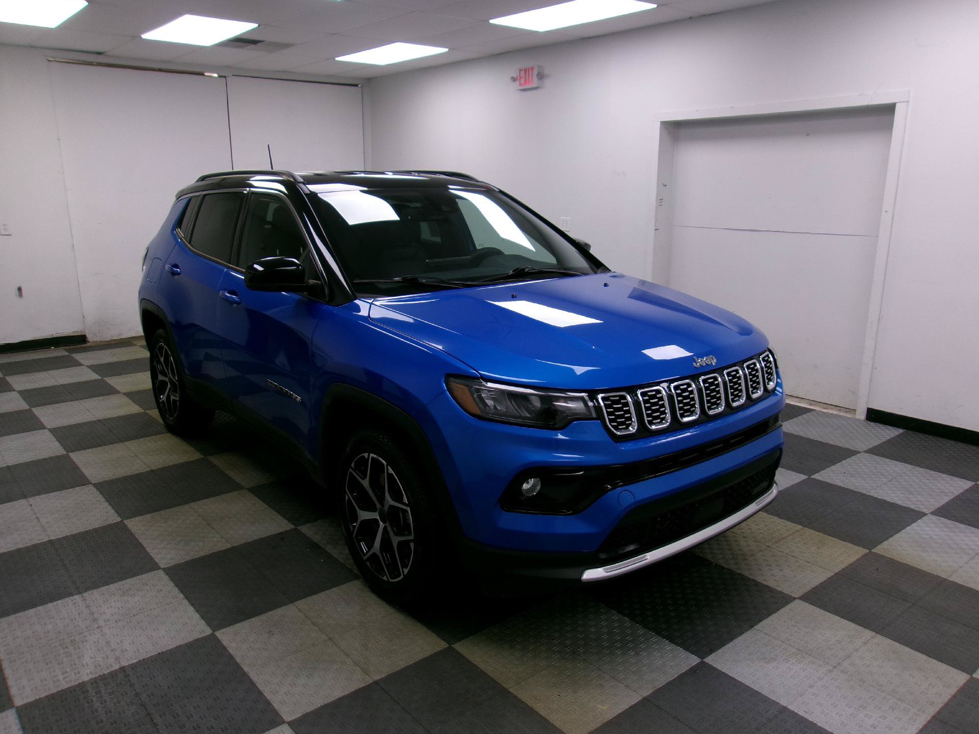 Used 2025 Jeep Compass Limited AWD/4WD image 13