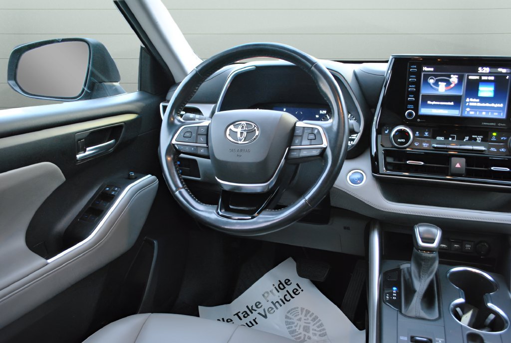 Used 2021 Toyota Highlander XLE AWD/4WD image 12