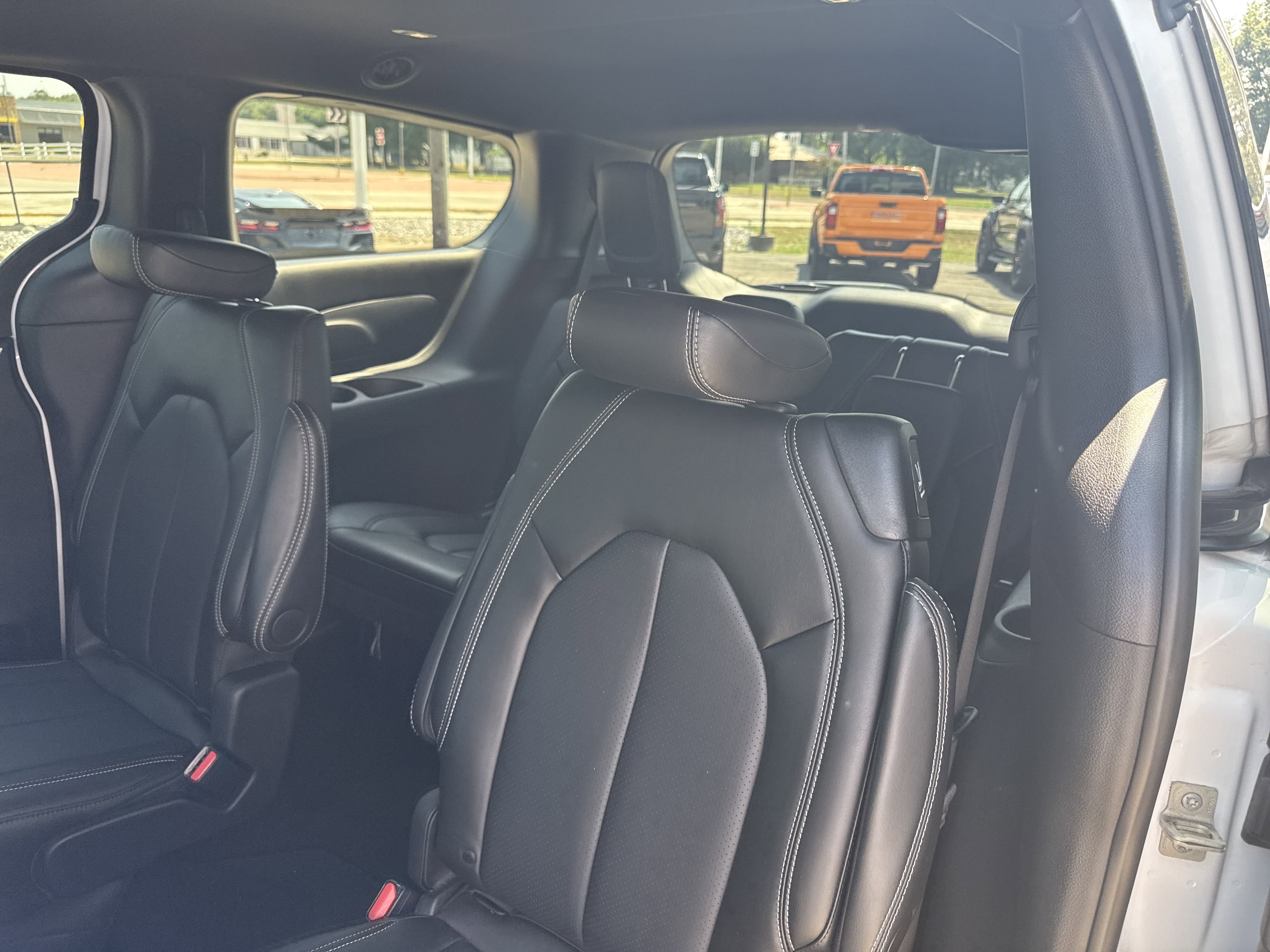 Used 2025 Chrysler Pacifica Select image 3