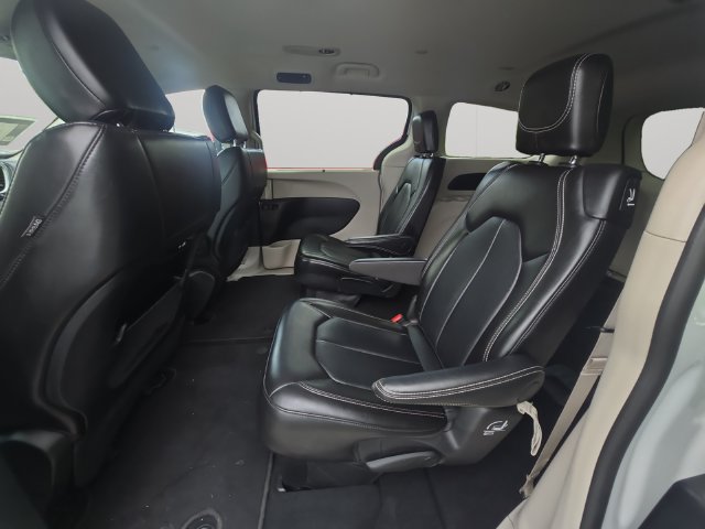 Used 2024 Chrysler Pacifica Touring-L FWD image 12