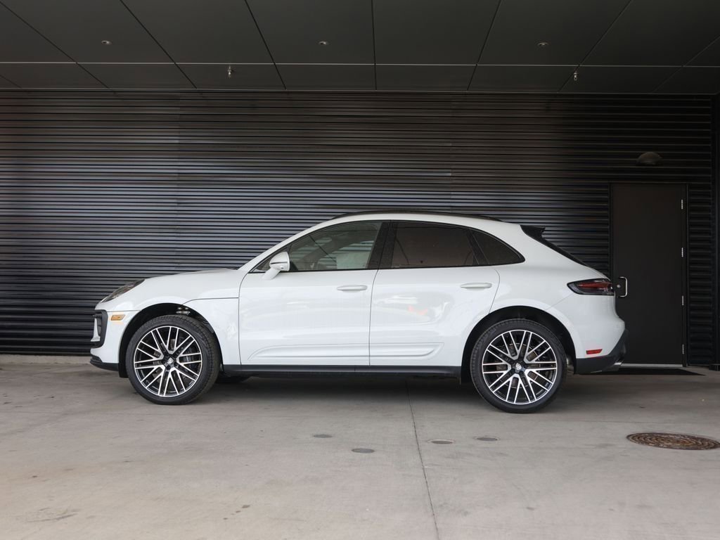 Certified 2025 Porsche Macan image 2