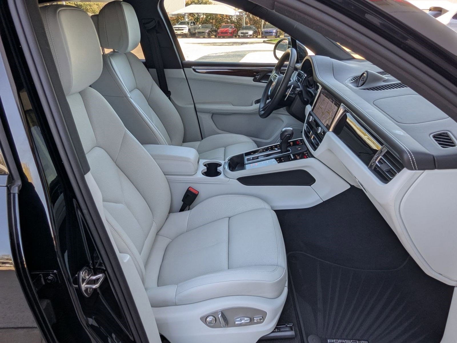 Certified 2025 Porsche Macan image 25