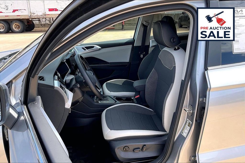 Used 2025 Volkswagen Taos SE FWD image 25
