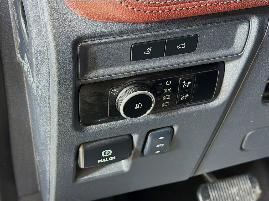 Used 2024 Ford Expedition Limited image 35