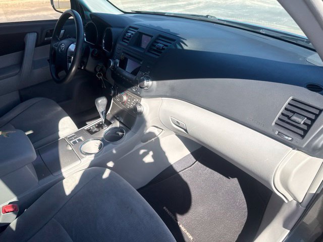 Used 2012 Toyota Highlander FWD w/ Tech Pkg image 13