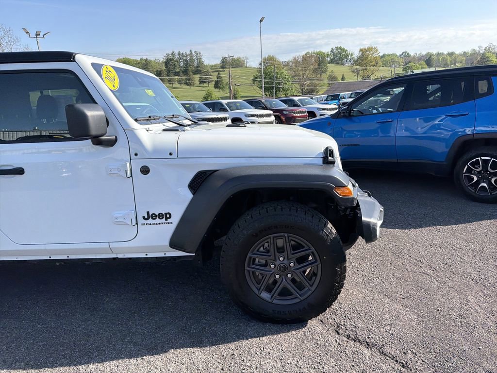 Used 2025 Jeep Gladiator Sport AWD/4WD image 2
