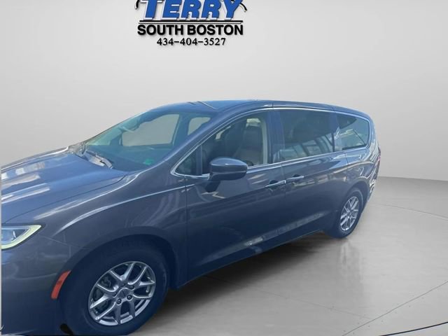 Used 2023 Chrysler Pacifica Touring-L image 3
