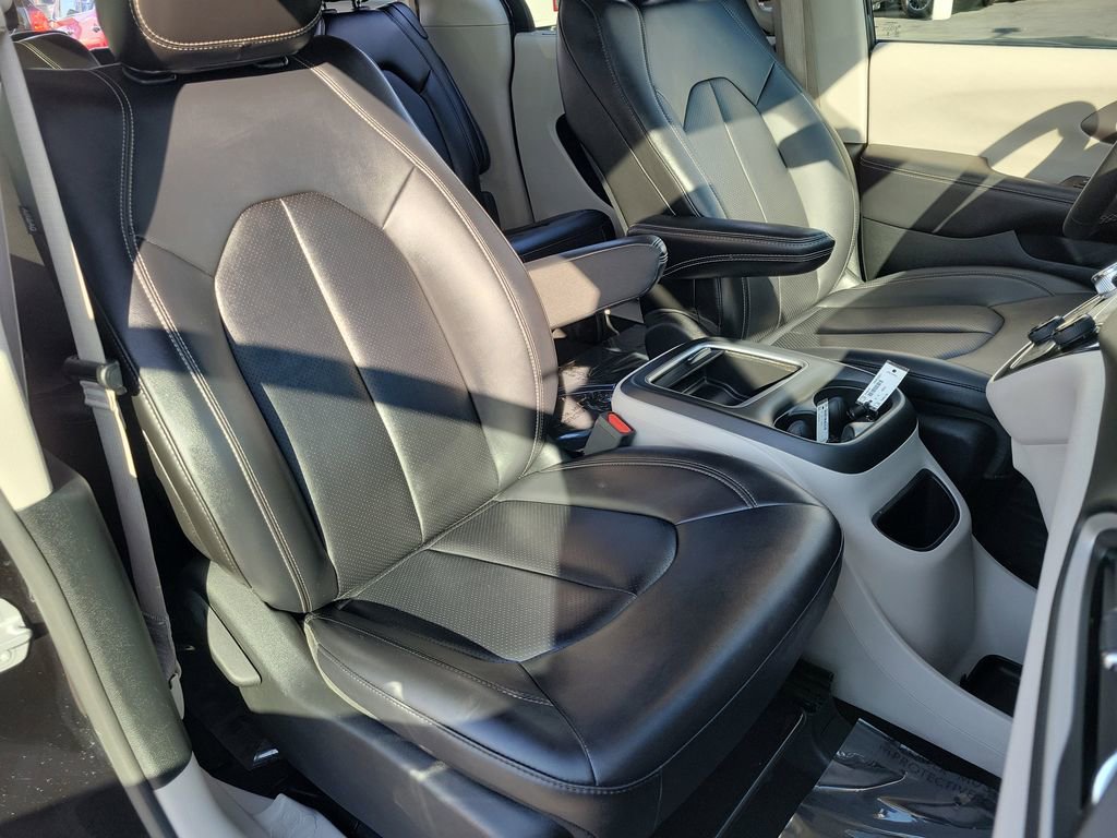 Used 2024 Chrysler Pacifica Touring-L image 20