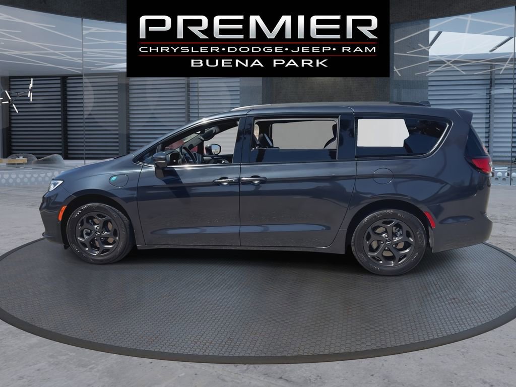 Used 2021 Chrysler Pacifica Limited w/ Uconnect Theater Family Group FWD image 5