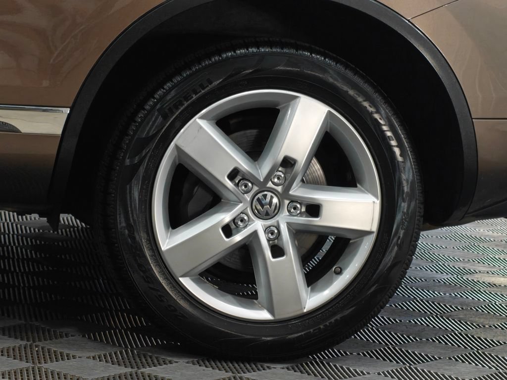 Used 2012 Volkswagen Touareg TDI AWD/4WD image 48