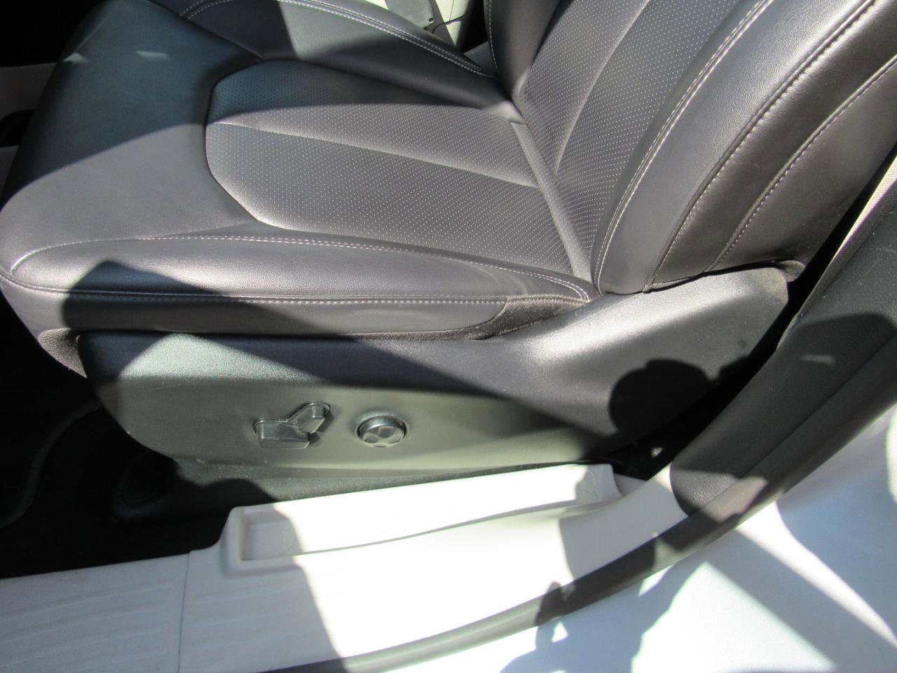 Used 2024 Chrysler Pacifica Touring-L FWD image 16