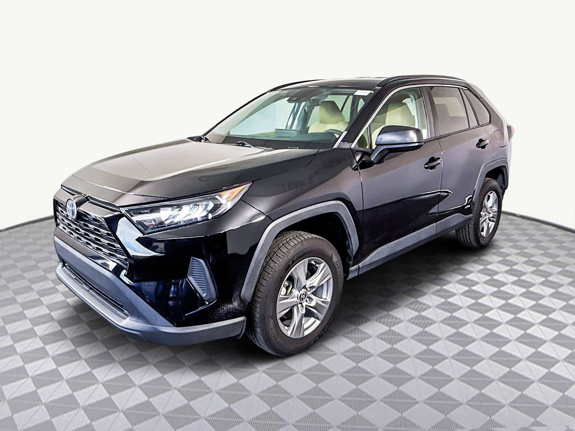 Used 2022 Toyota RAV4 LE image 4