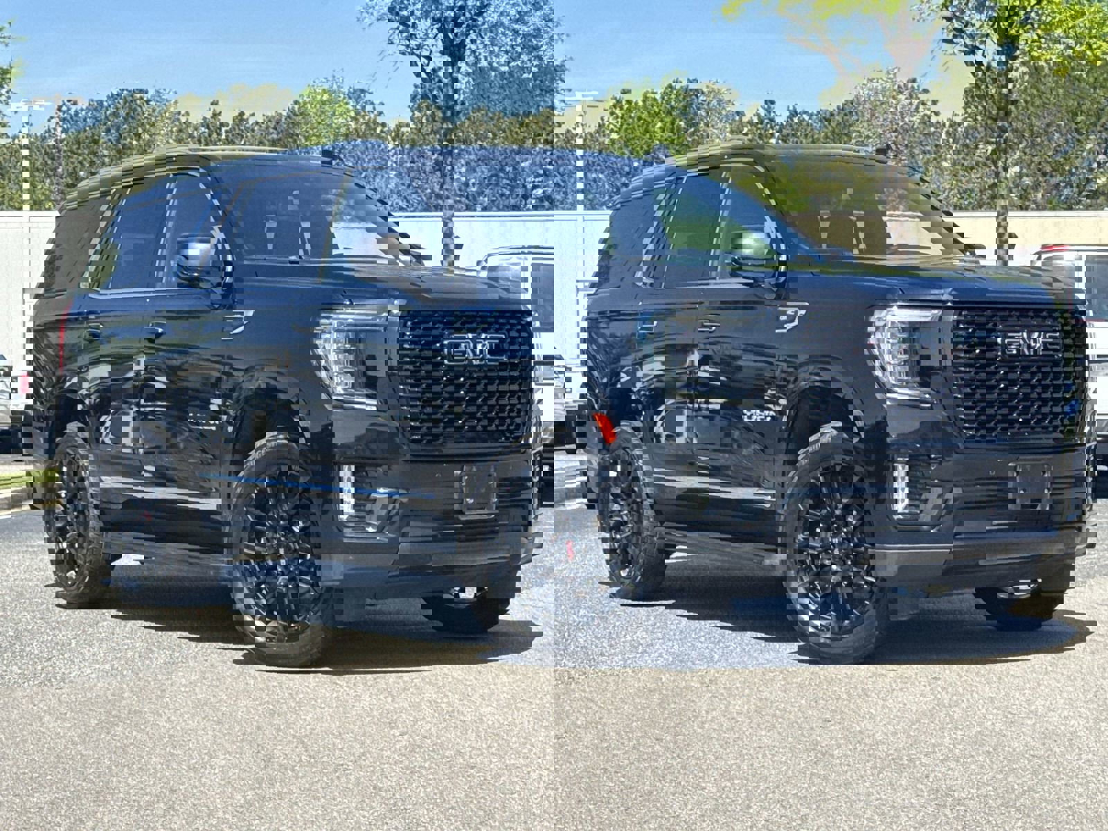 Used 2024 GMC Yukon SLT w/ SLT Luxury Package image 2