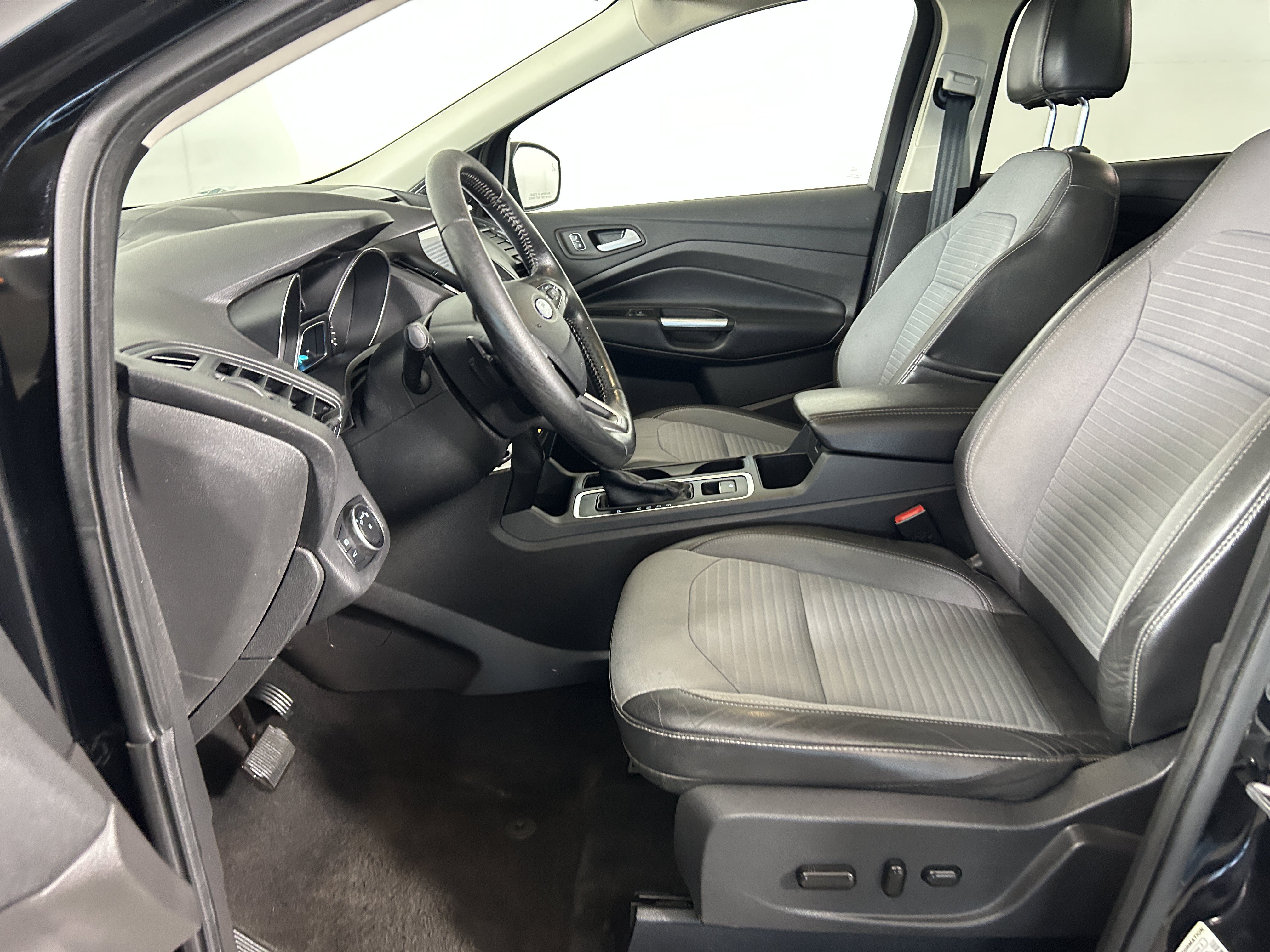 Used 2017 Ford Escape SE w/ Equipment Group 201A AWD/4WD image 9