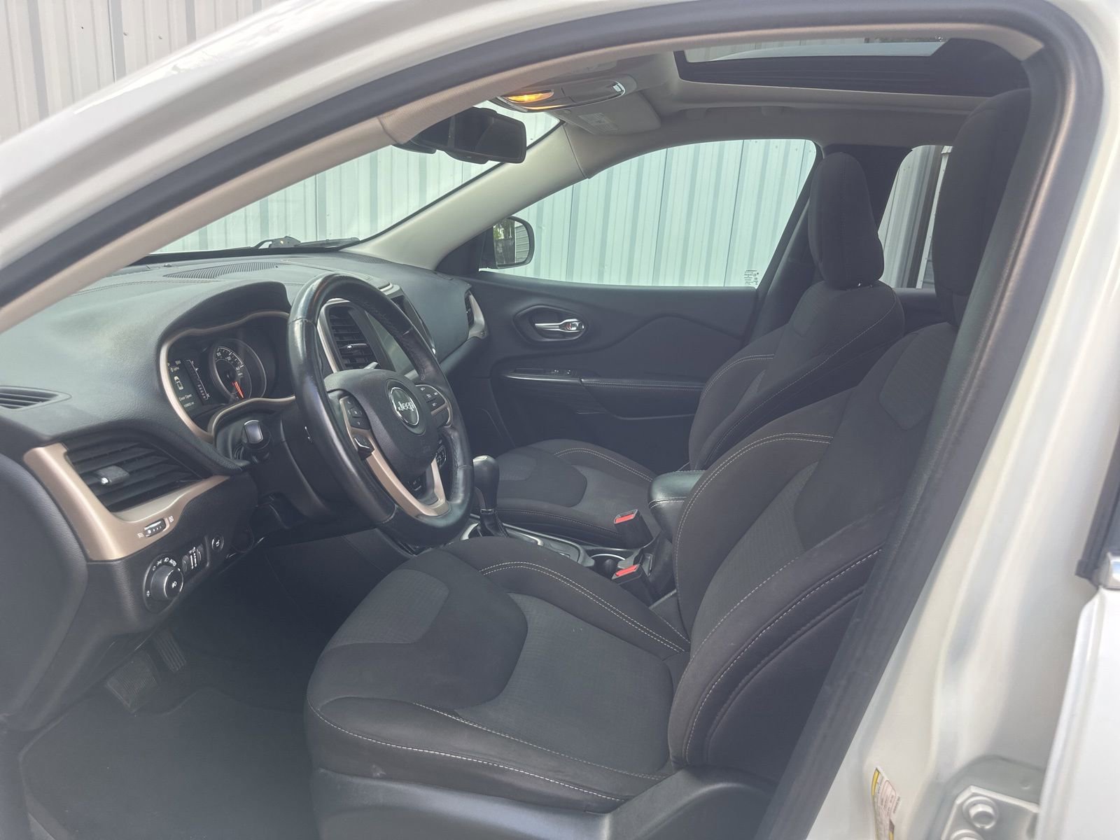 Used 2017 Jeep Cherokee Latitude w/ Comfort/Convenience Group image 10