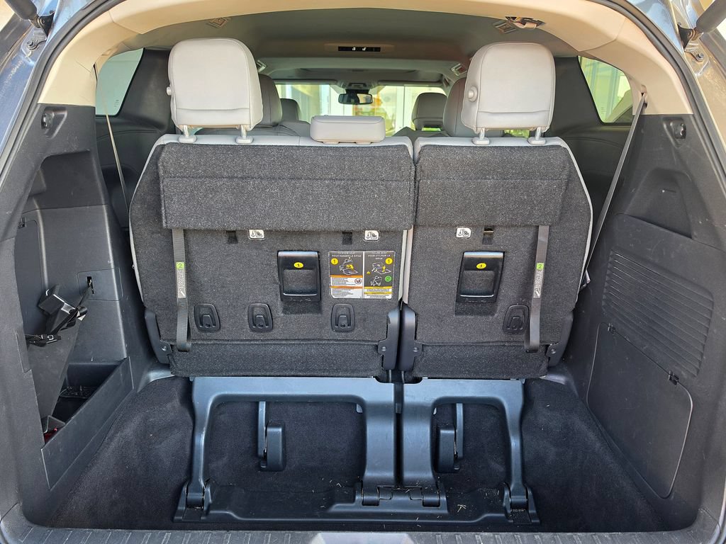 Used 2025 Toyota Sienna XLE FWD image 56
