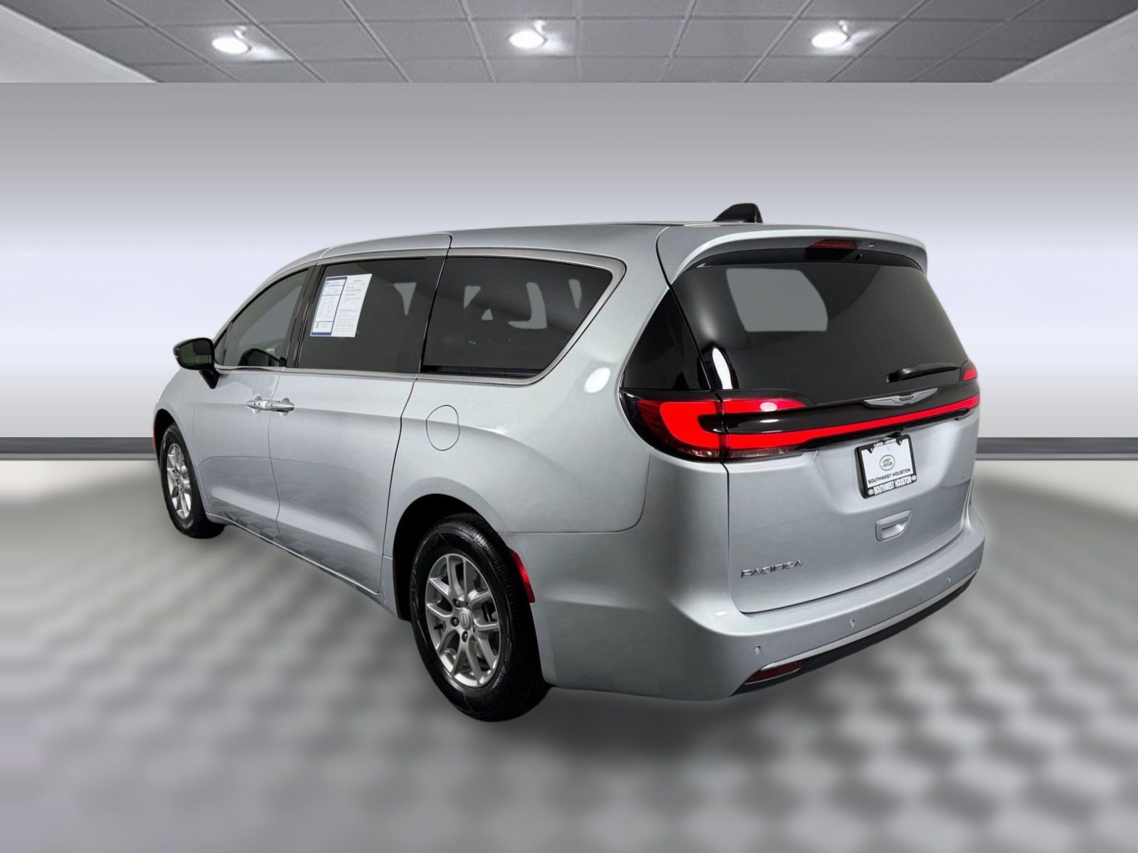 Used 2026 Chrysler Pacifica Select image 3