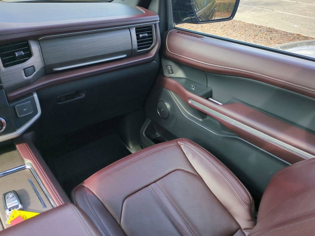 Used 2024 Ford Expedition Limited image 16