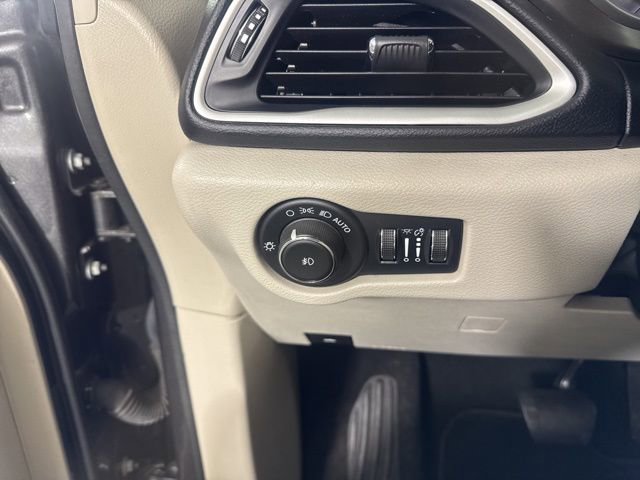 Used 2023 Chrysler Pacifica Touring-L image 36