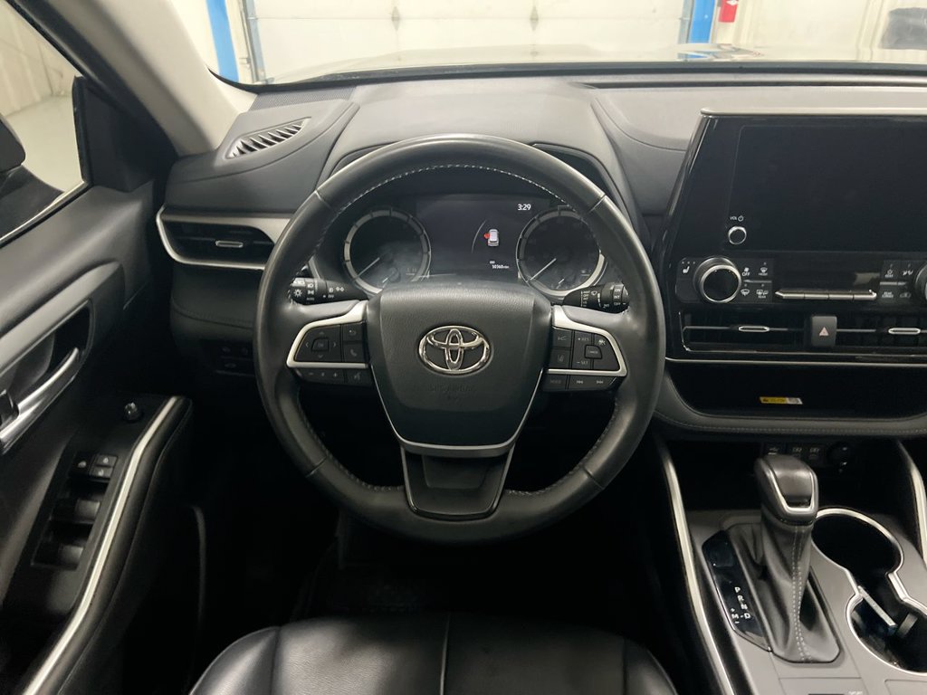 Used 2023 Toyota Highlander XLE AWD/4WD image 11