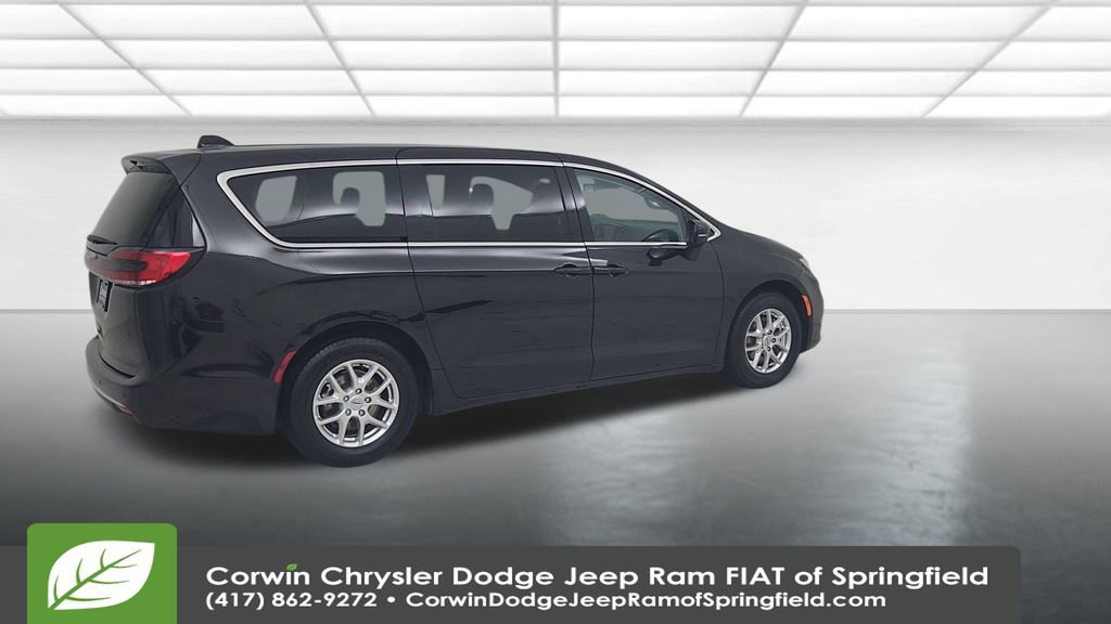 Used 2023 Chrysler Pacifica Touring-L image 15
