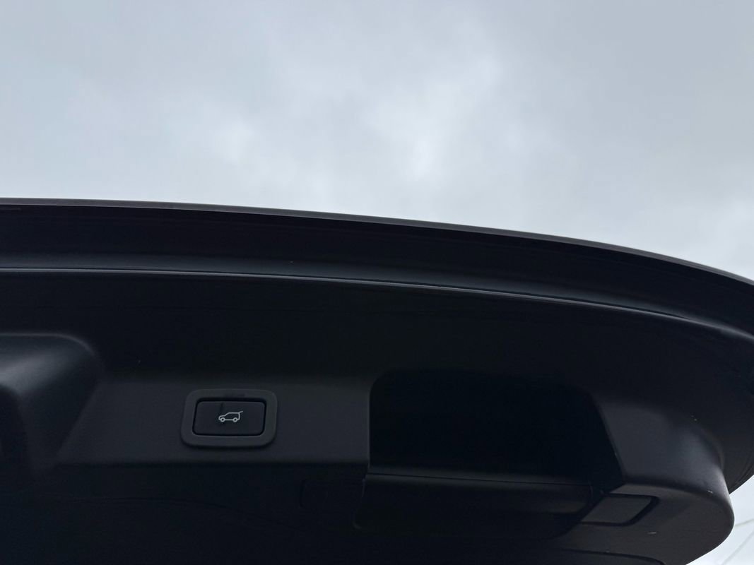 Used 2019 Jaguar F-PACE Premium image 21