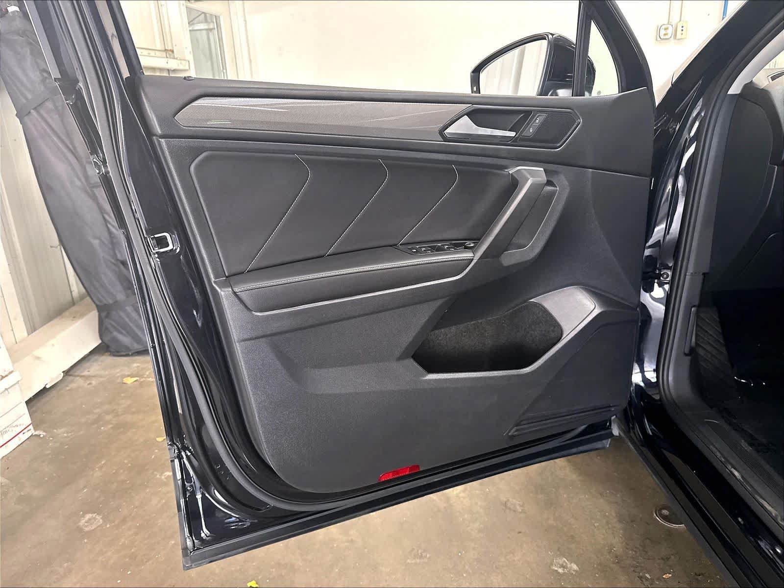 Used 2023 Volkswagen Tiguan SE w/ Panoramic Sunroof Package FWD image 24