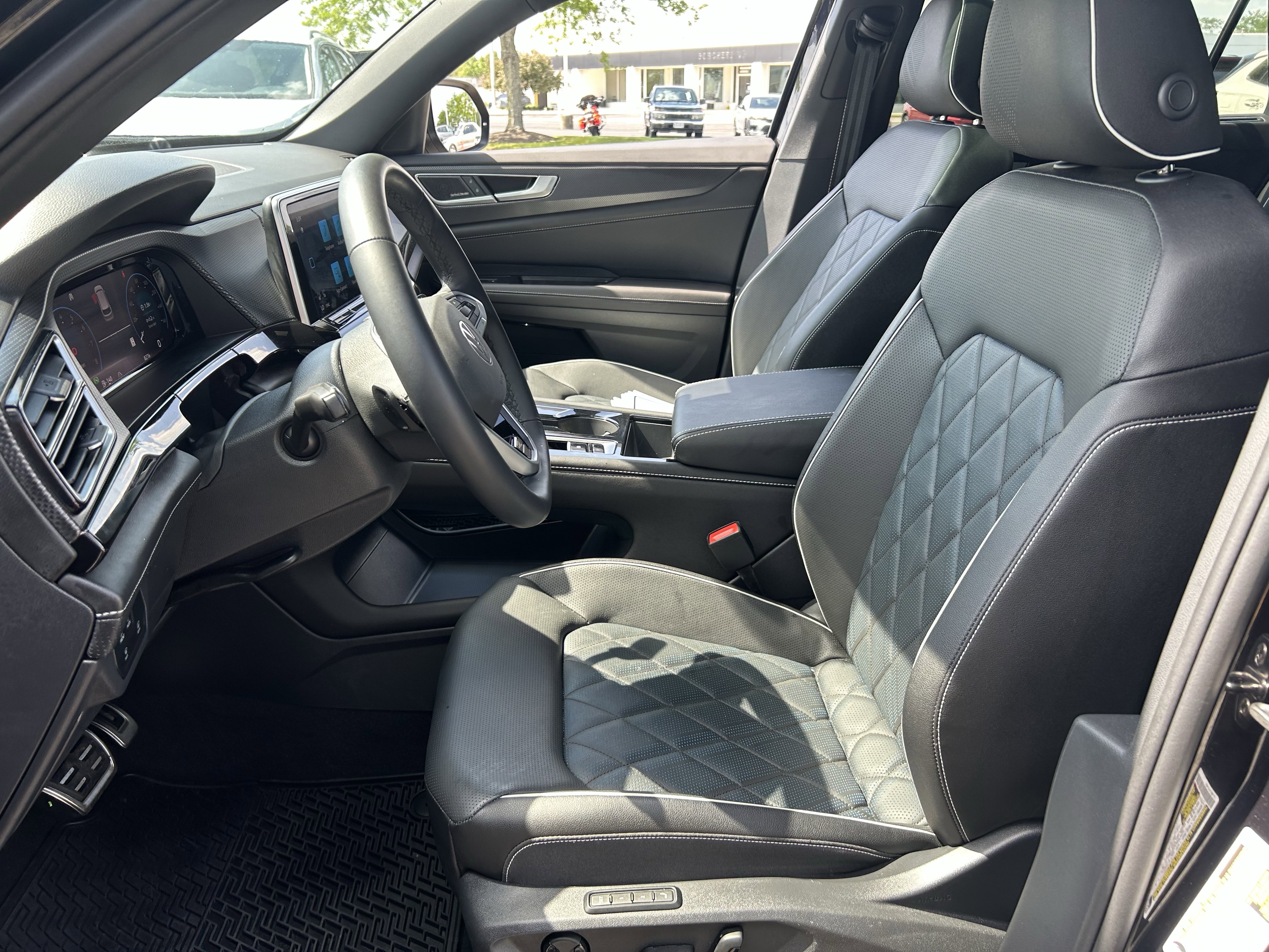 Certified 2025 Volkswagen Atlas Cross Sport SEL Premium R-Line AWD/4WD image 23