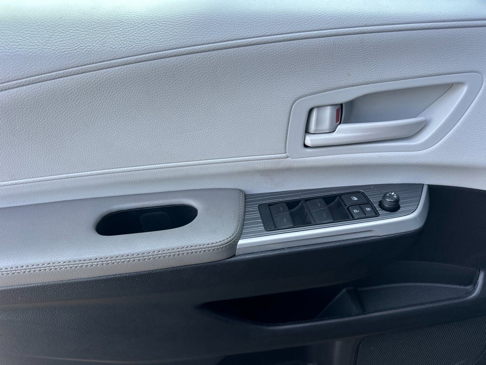 Used 2025 Toyota Sienna LE image 10