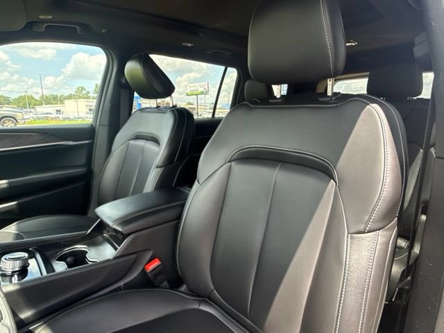 Used 2025 Jeep Grand Cherokee L Limited w/ Black Appearance Package AWD/4WD image 14