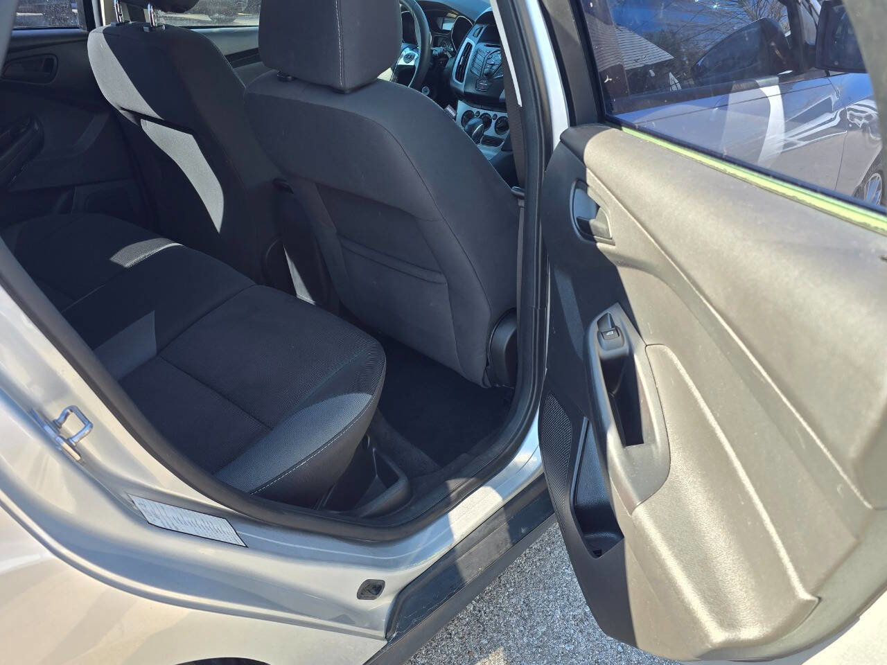 Used 2012 Ford Focus SE FWD image 17
