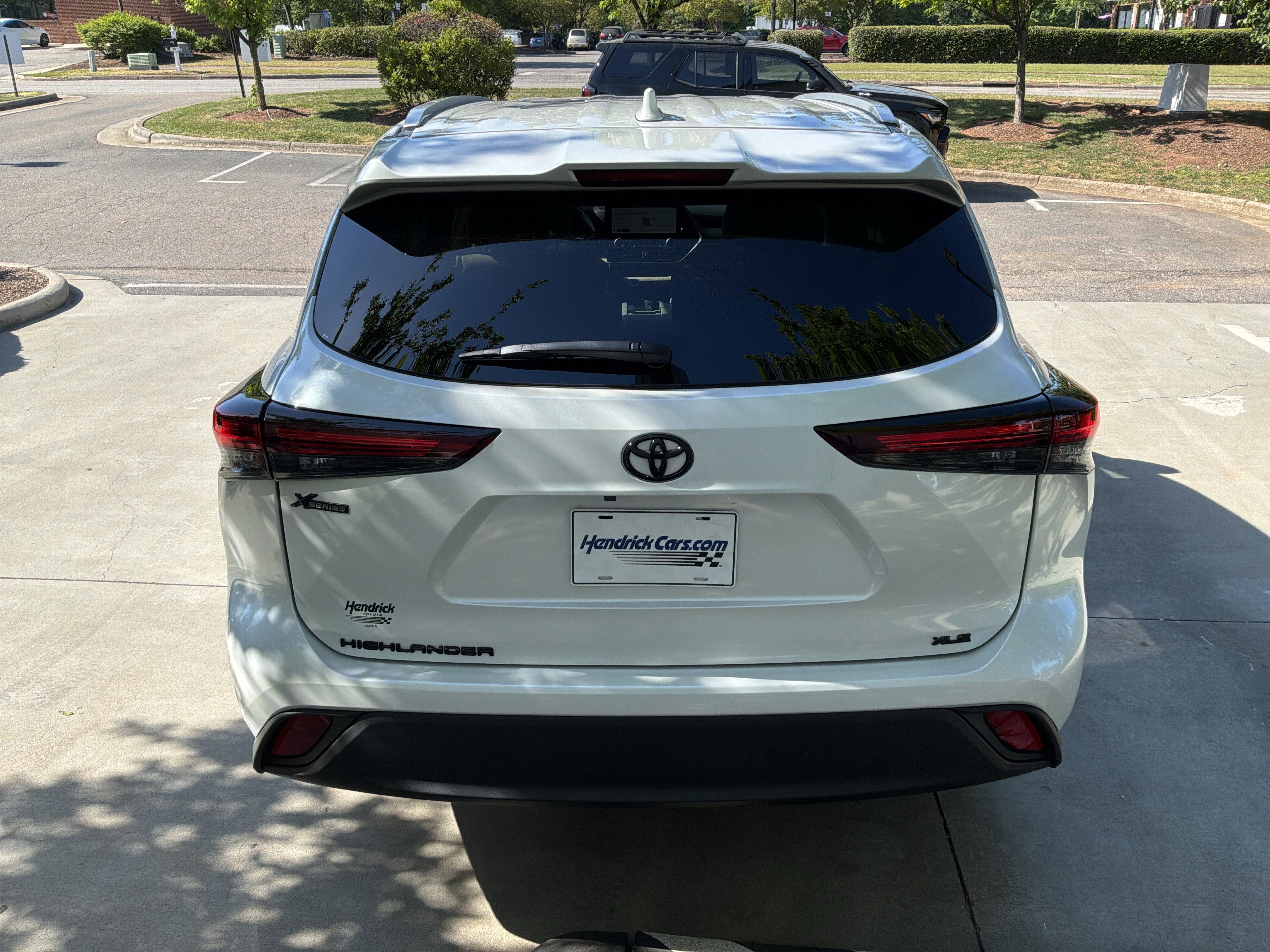 Used 2024 Toyota Highlander XLE FWD image 9