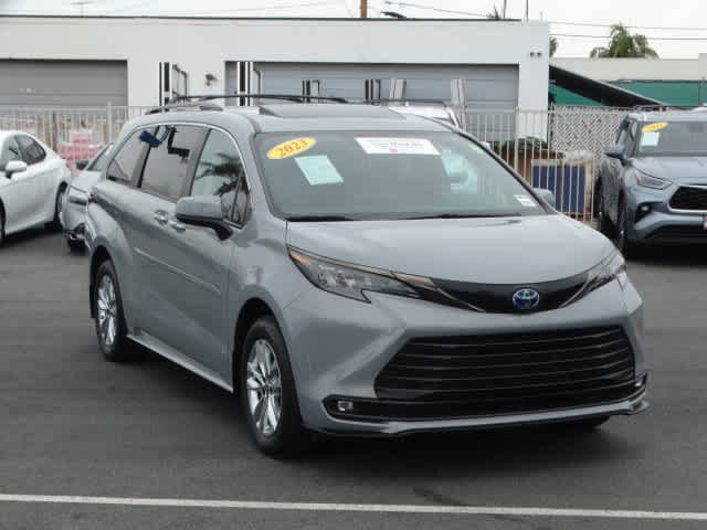 Certified 2023 Toyota Sienna XLE Woodland Edition image 2