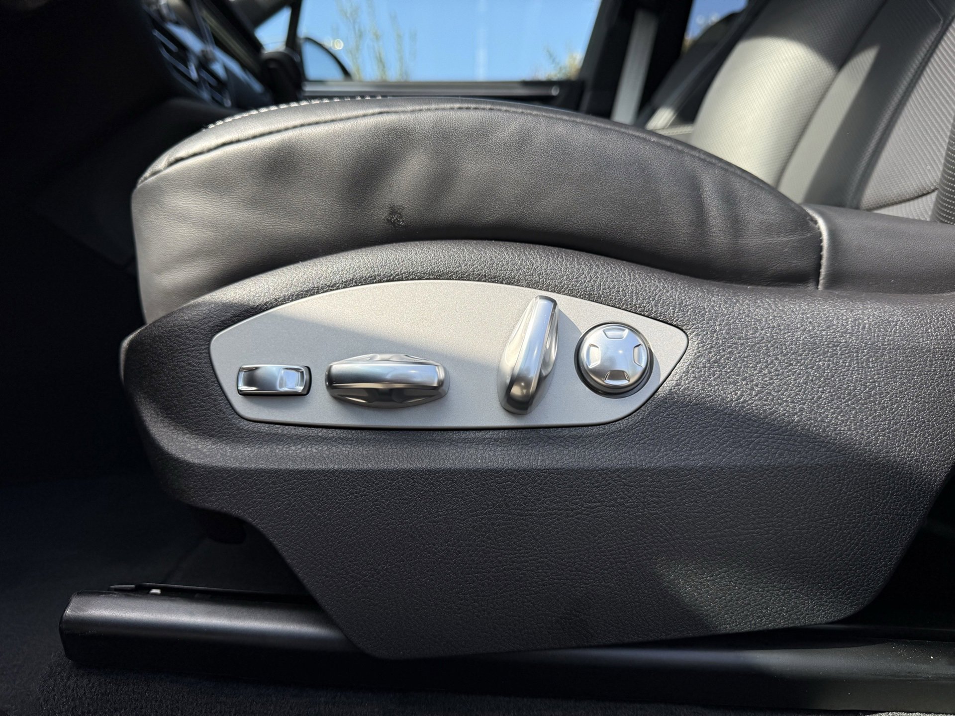 Used 2025 Porsche Macan image 27