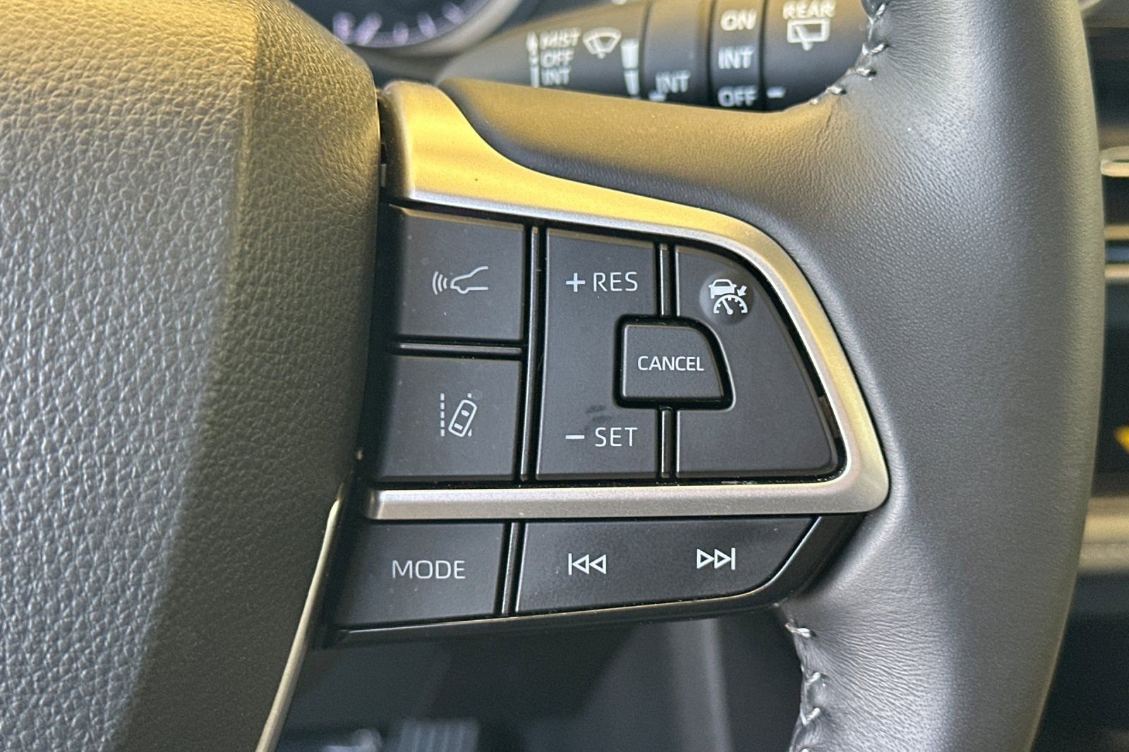 Used 2025 Toyota Highlander XLE AWD/4WD image 29