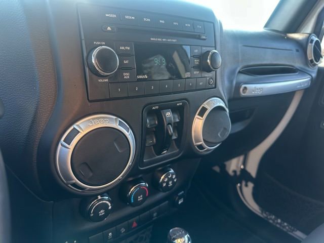 Used 2015 Jeep Wrangler Unlimited Rubicon image 18