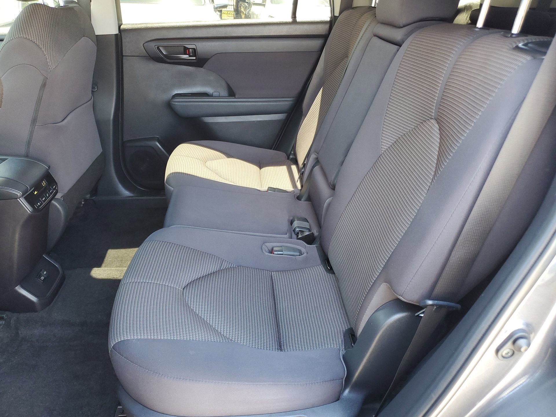 Used 2023 Toyota Highlander L image 11