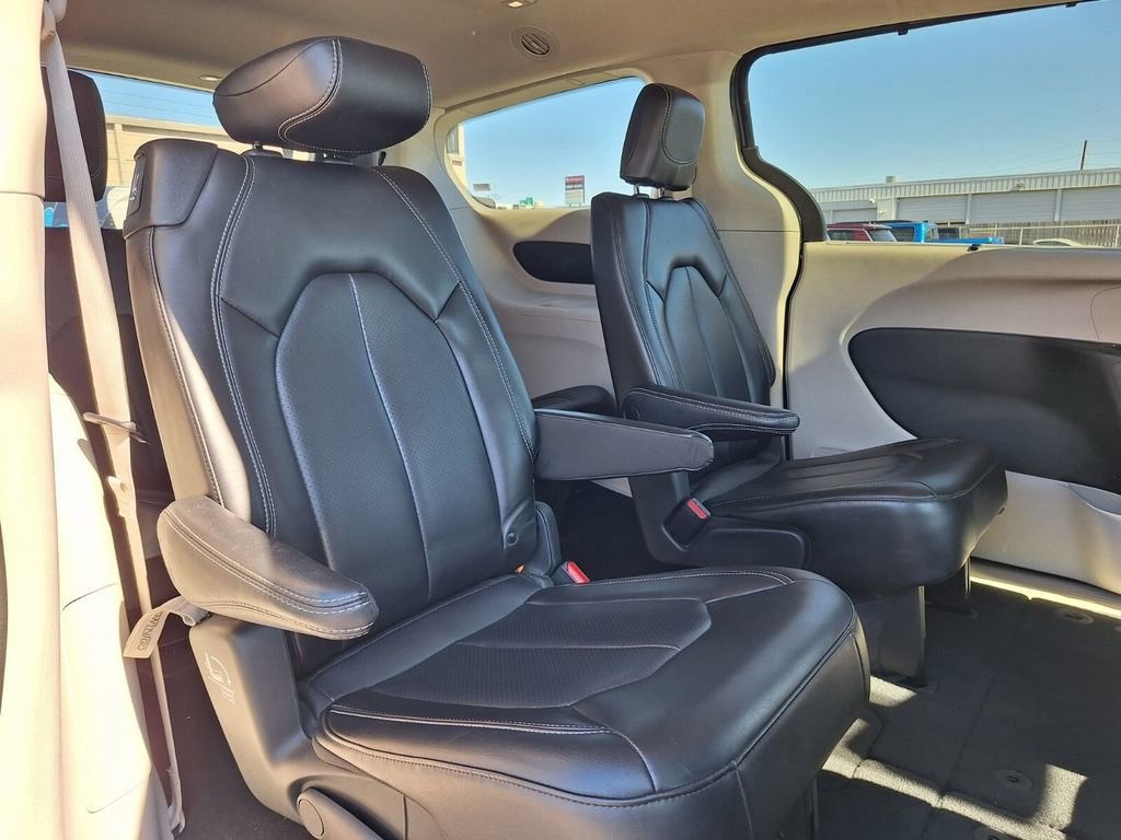 Used 2023 Chrysler Pacifica Touring-L image 27