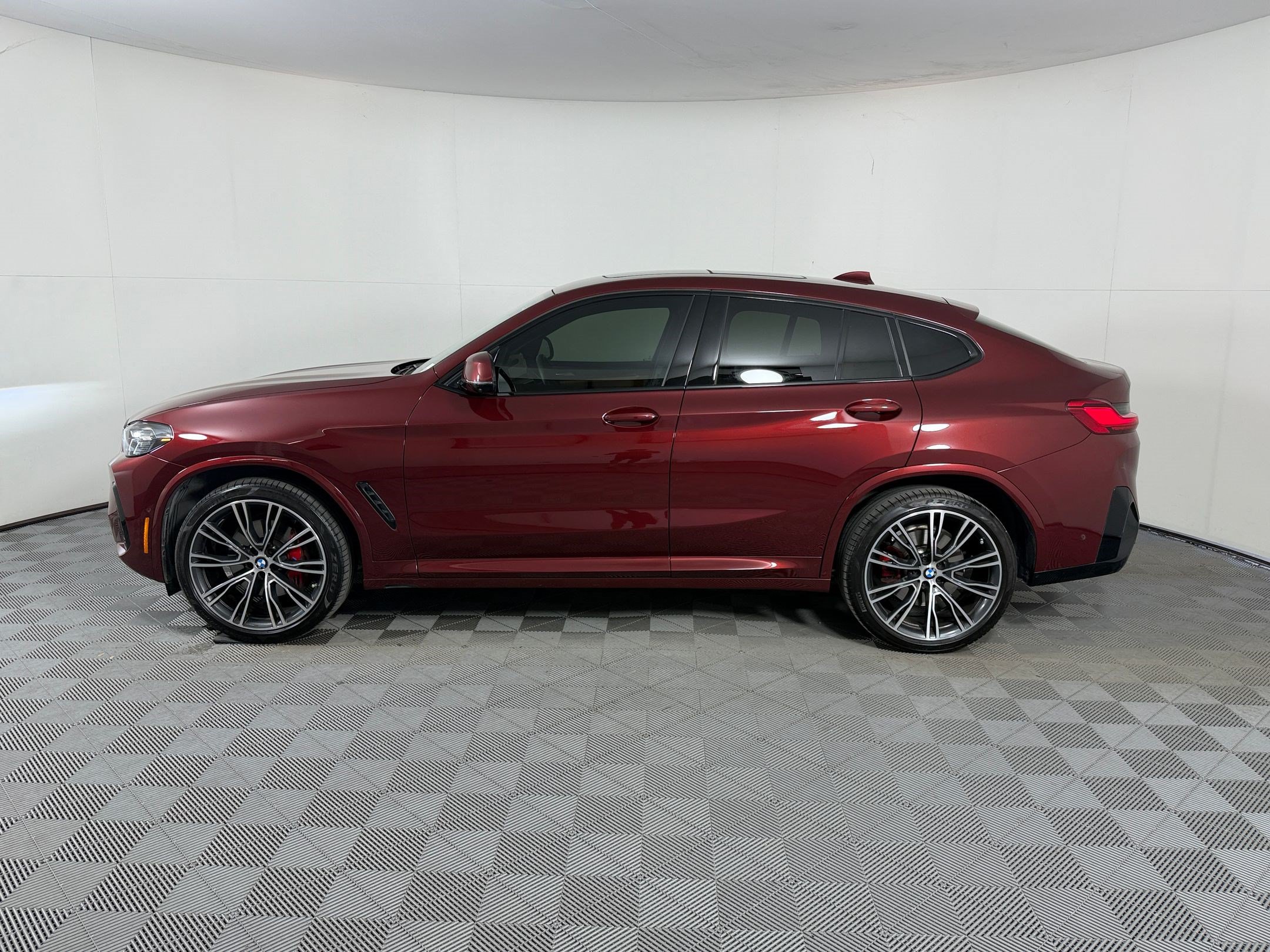 Used 2024 BMW X4 xDrive30i w/ Premium Package AWD/4WD image 2