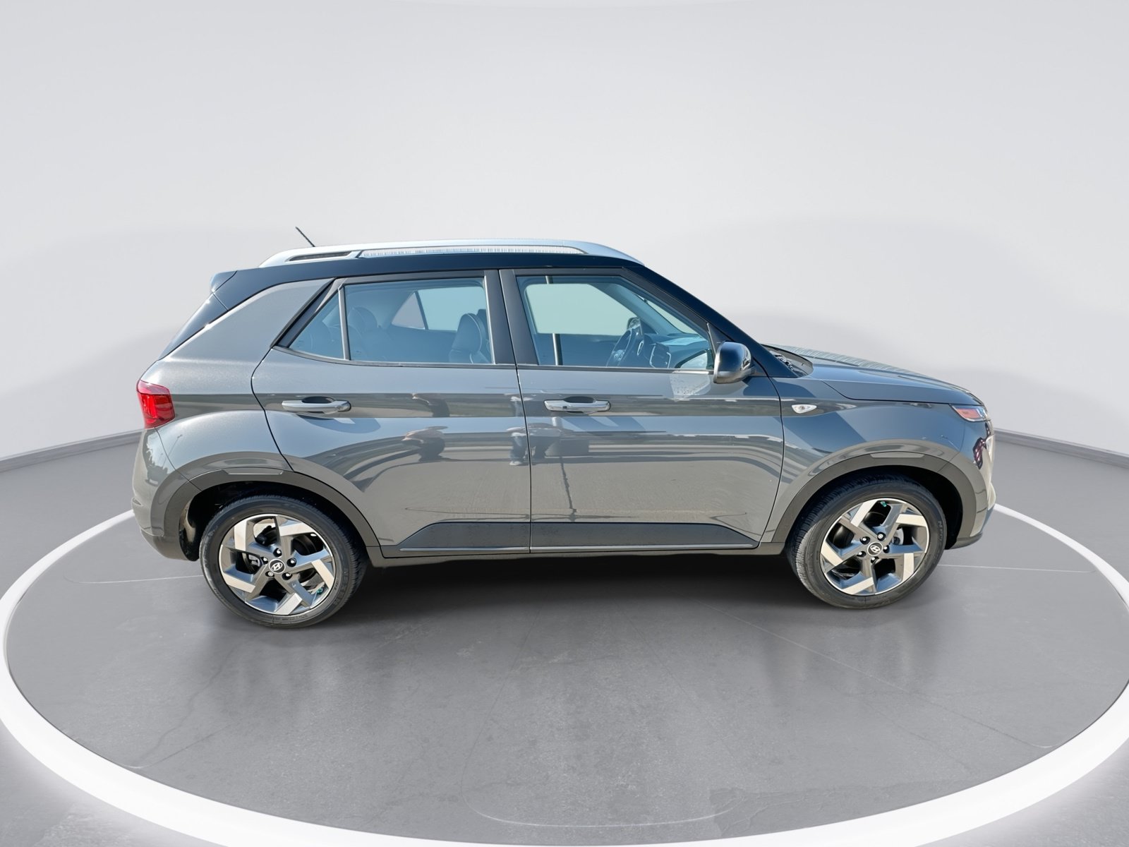 Used 2024 Hyundai Venue Limited FWD image 9