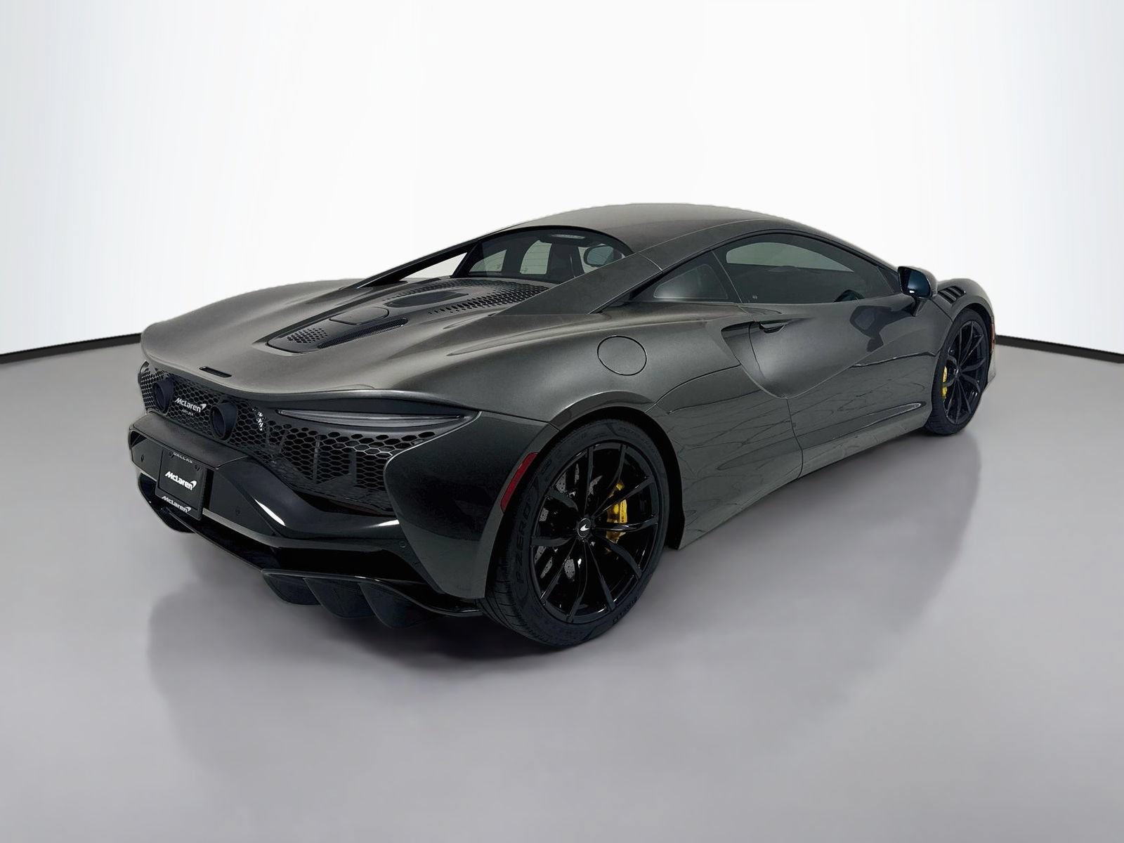 Used 2023 McLaren Artura RWD image 2