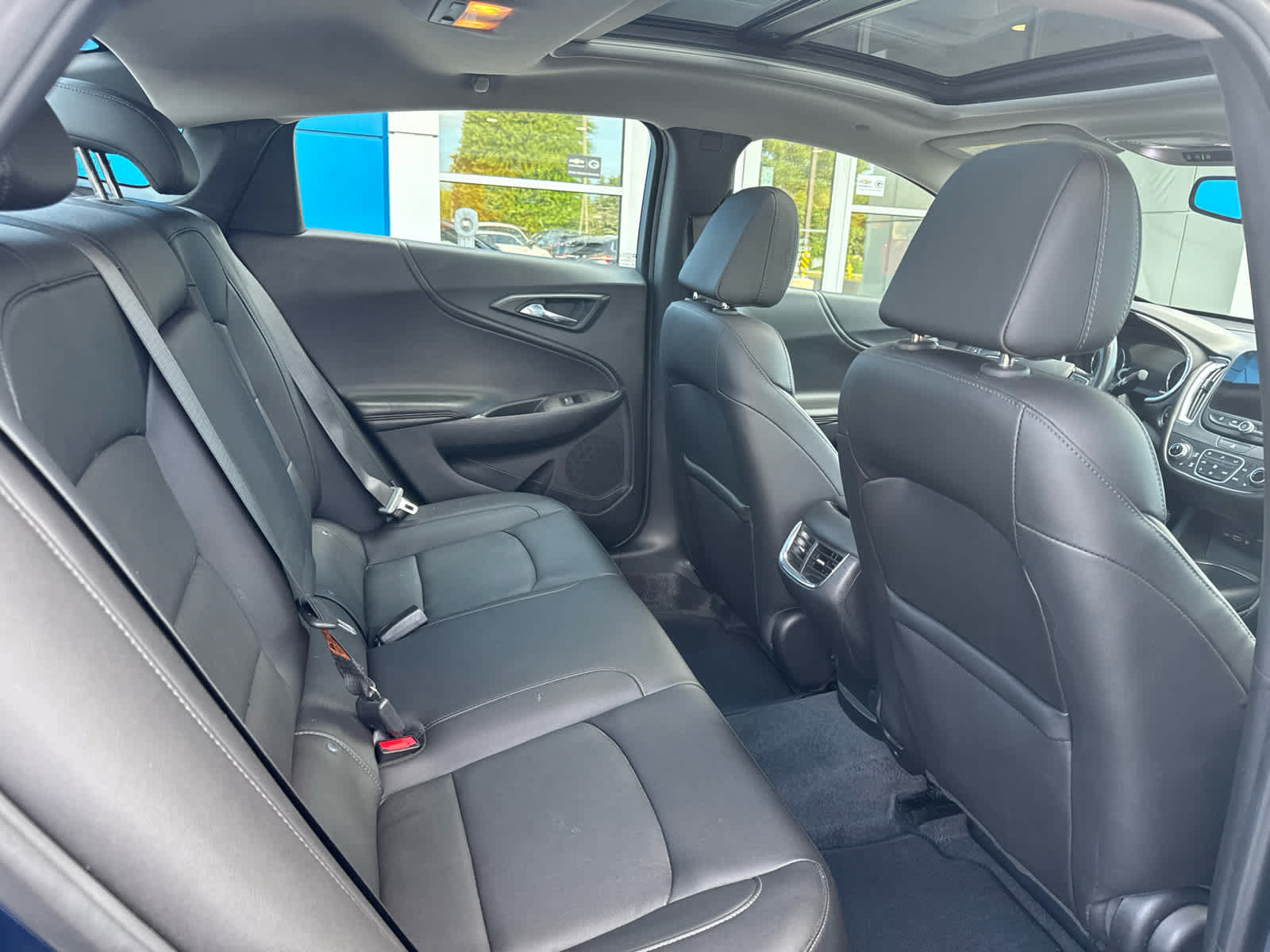 Used 2019 Chevrolet Malibu Hybrid w/ Leather Package FWD image 5