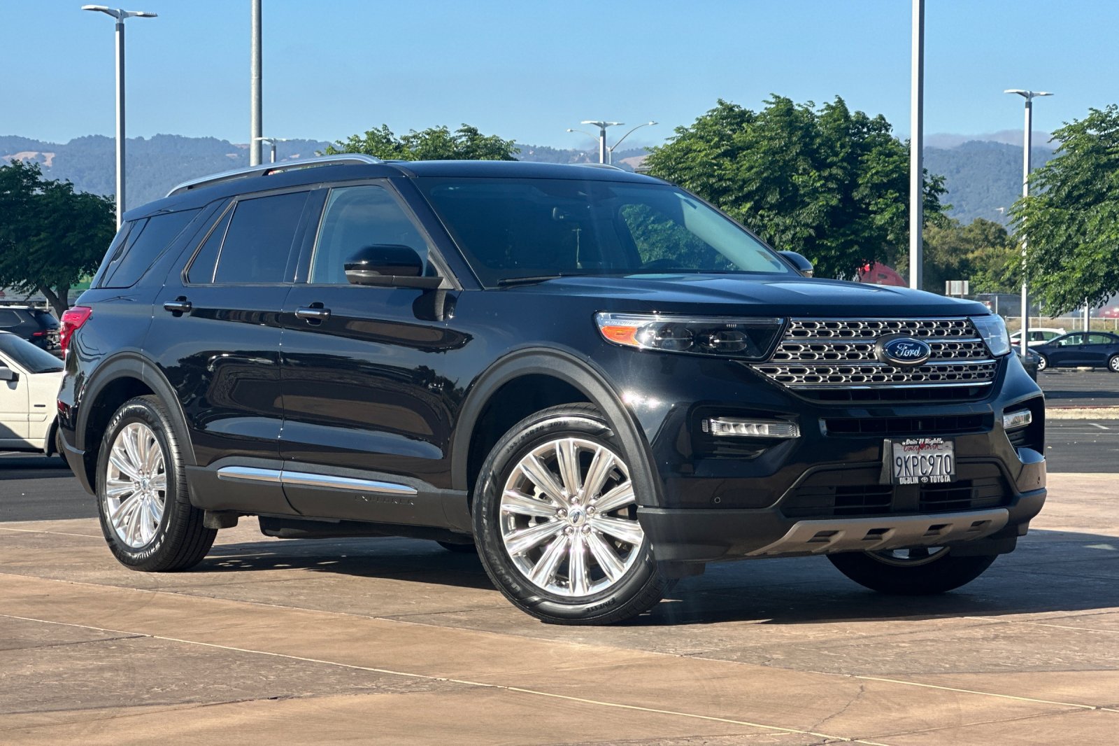 Used 2023 Ford Explorer Limited w/ Limited Technology Package RWD image 2