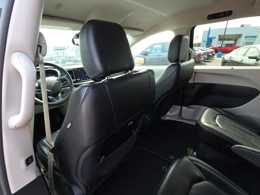 Used 2023 Chrysler Pacifica Touring-L FWD image 26
