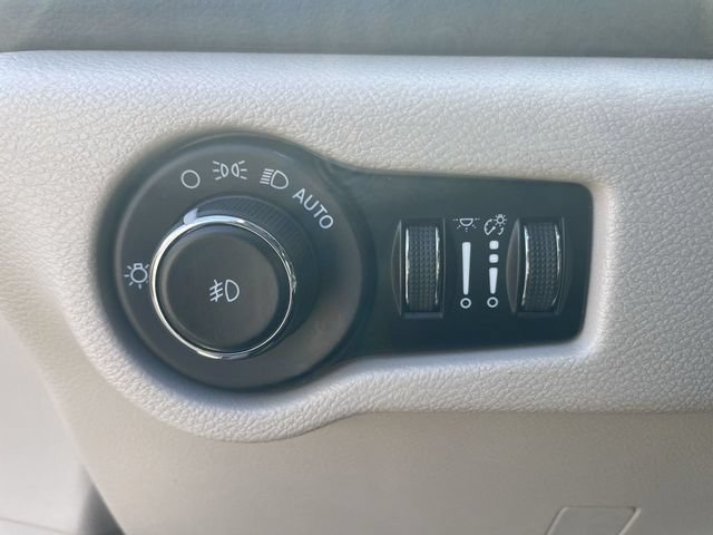 Used 2023 Chrysler Pacifica Touring-L FWD image 34
