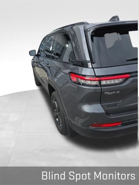 Used 2025 Jeep Grand Cherokee Limited w/ Black Appearance Package AWD/4WD image 11