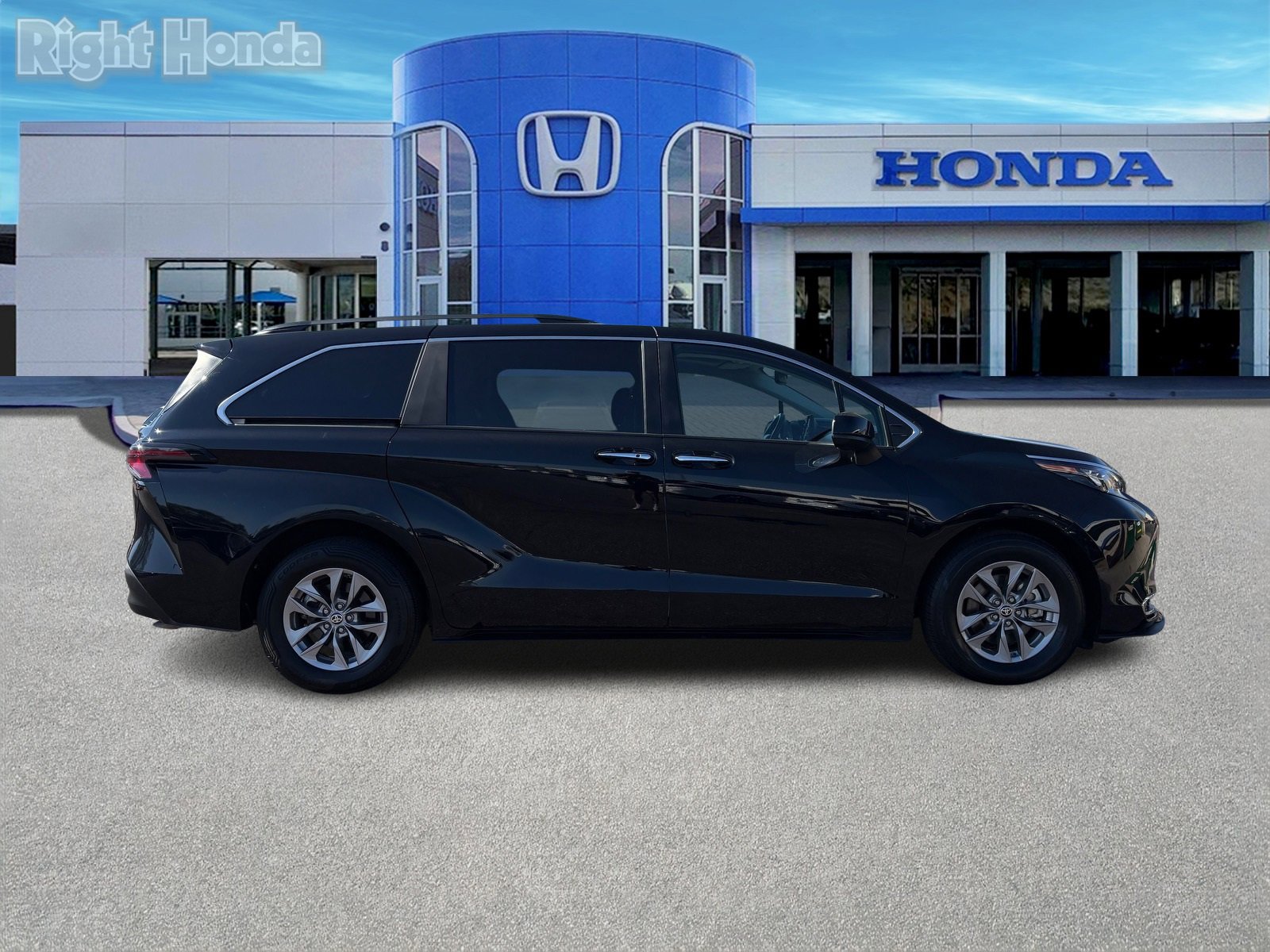 Used 2024 Toyota Sienna XLE image 7