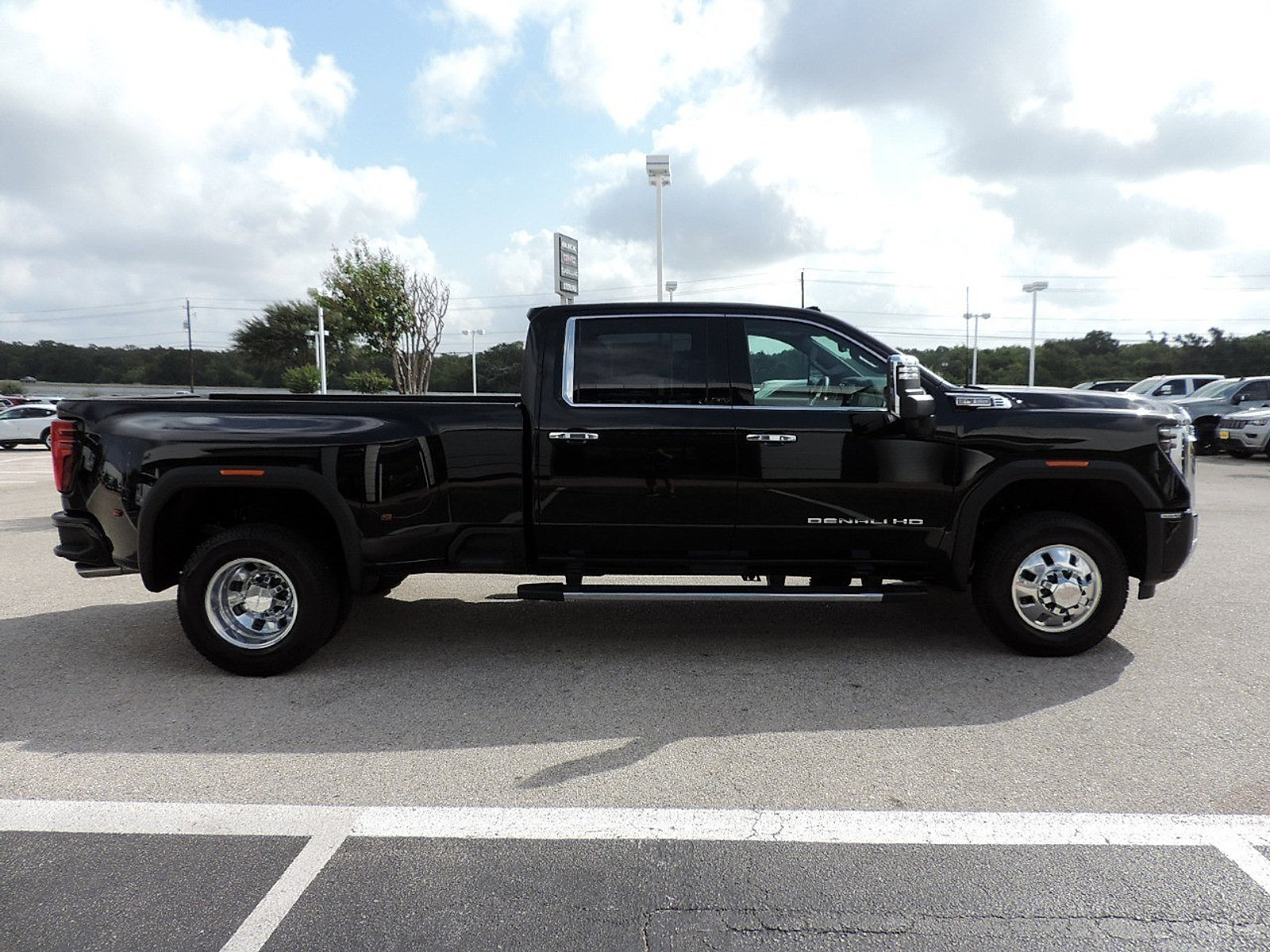 New 2026 GMC Sierra 3500 Denali w/ Denali Reserve Package AWD/4WD image 4