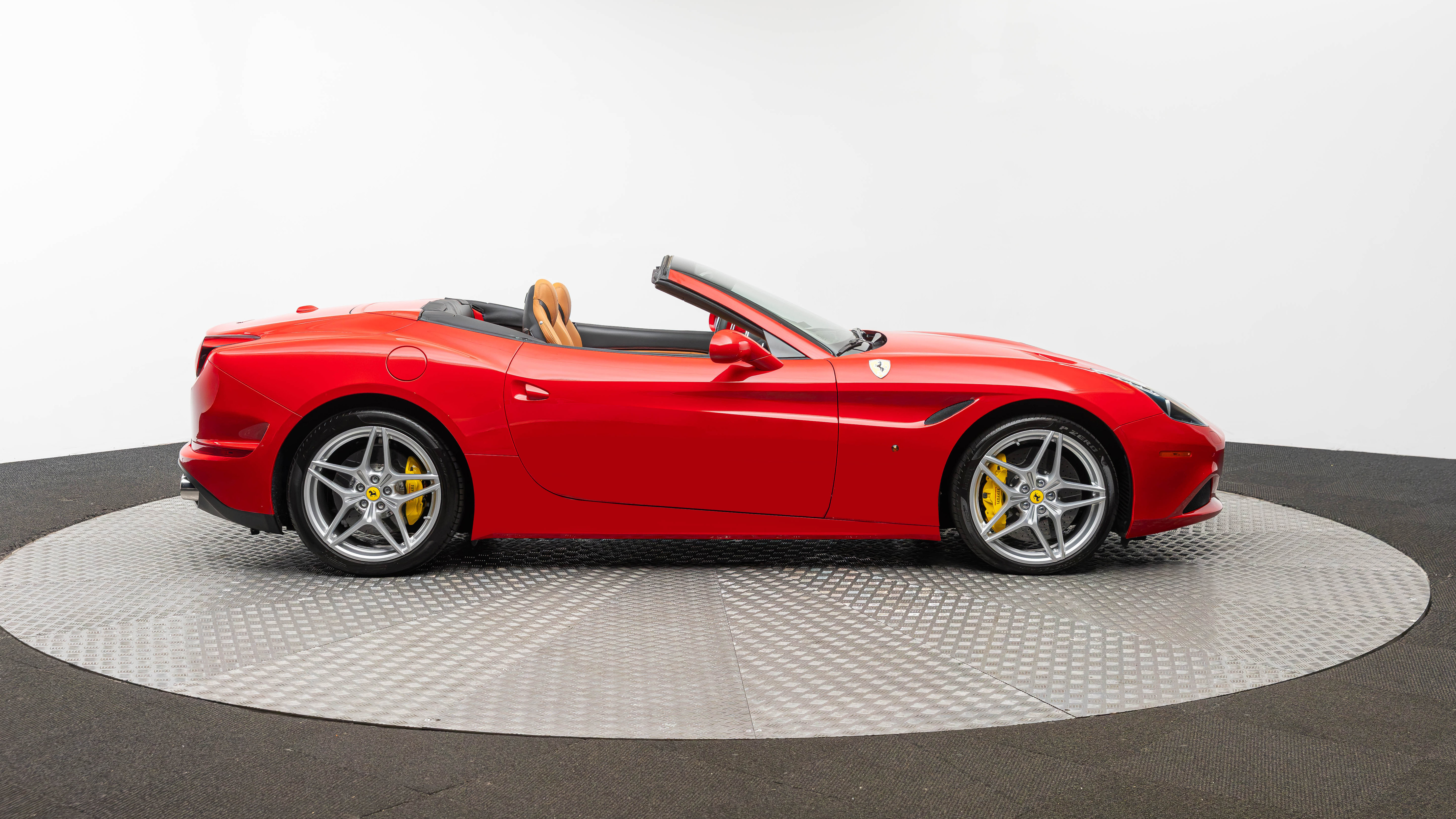 Certified 2016 Ferrari California T RWD image 9