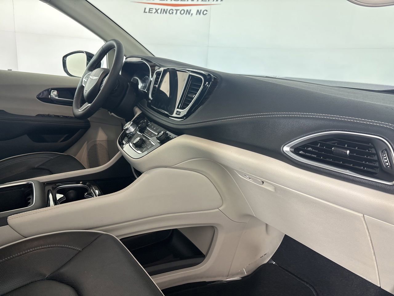 Used 2023 Chrysler Pacifica Limited image 36